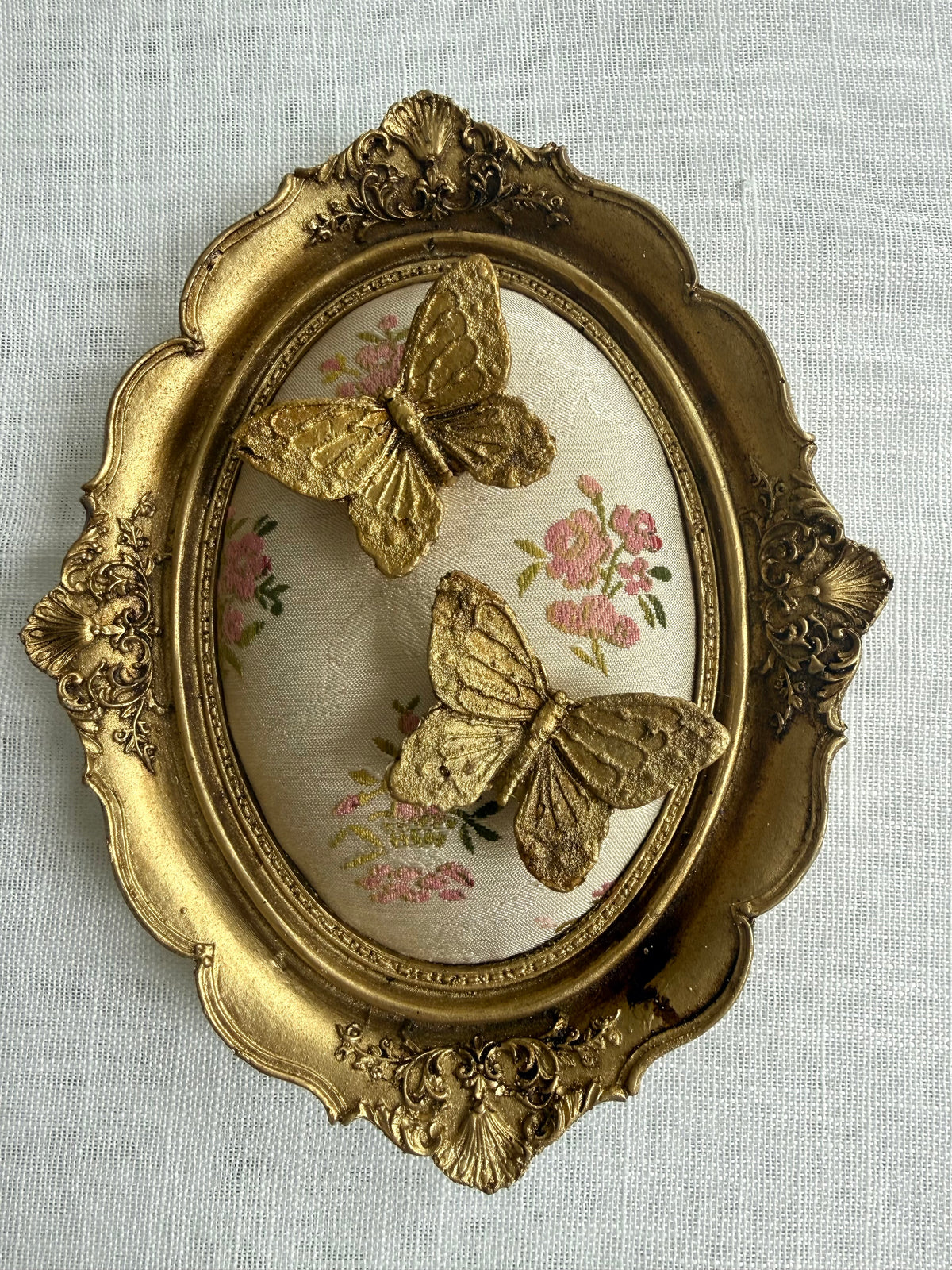 Oval Wall Frame with Butterflies – Set of 2