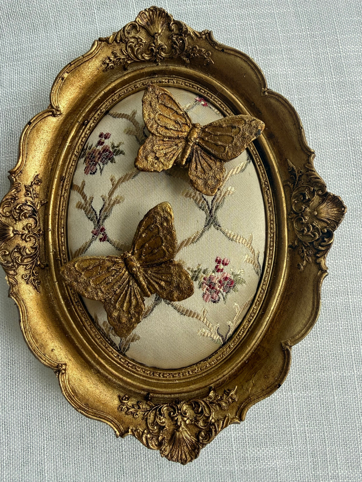 Baroque Oval Wall Frame with Butterflies