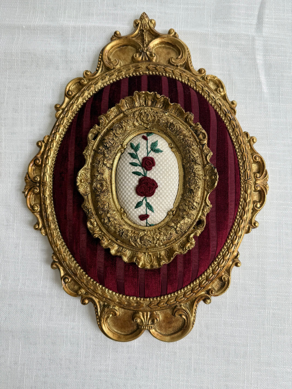 Oval Wall Frame with Embroidered Rose – Set of 2