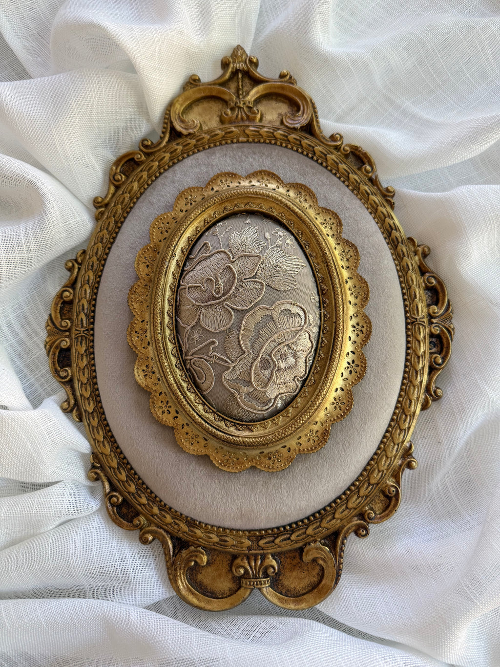 Ornate Oval Wall Art – Baroque Gold Frame with Embroidered Floral Centerpiece (Set of 2)
