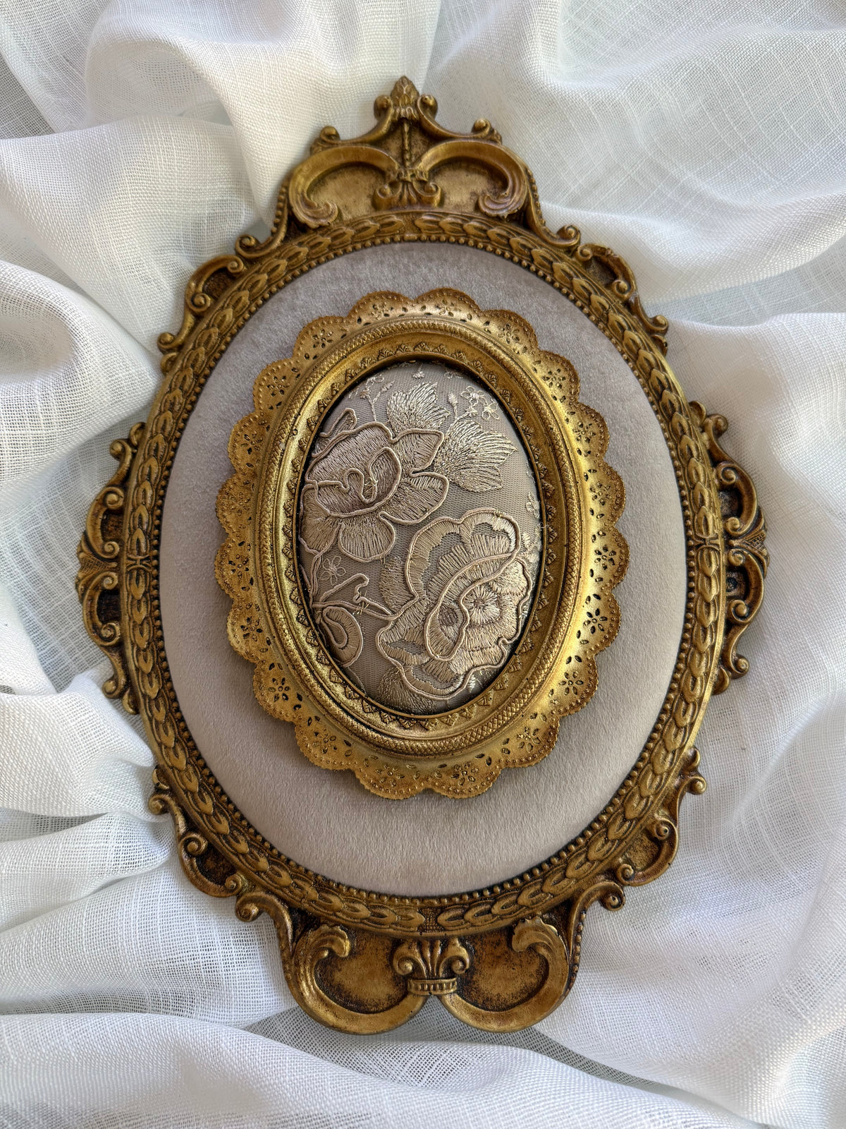 Ornate Oval Wall Art – Baroque Gold Frame with Embroidered Floral Centerpiece (Set of 2)