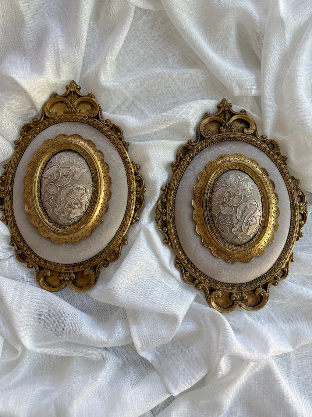 Ornate Oval Wall Art – Baroque Gold Frame with Embroidered Floral Centerpiece (Set of 2)