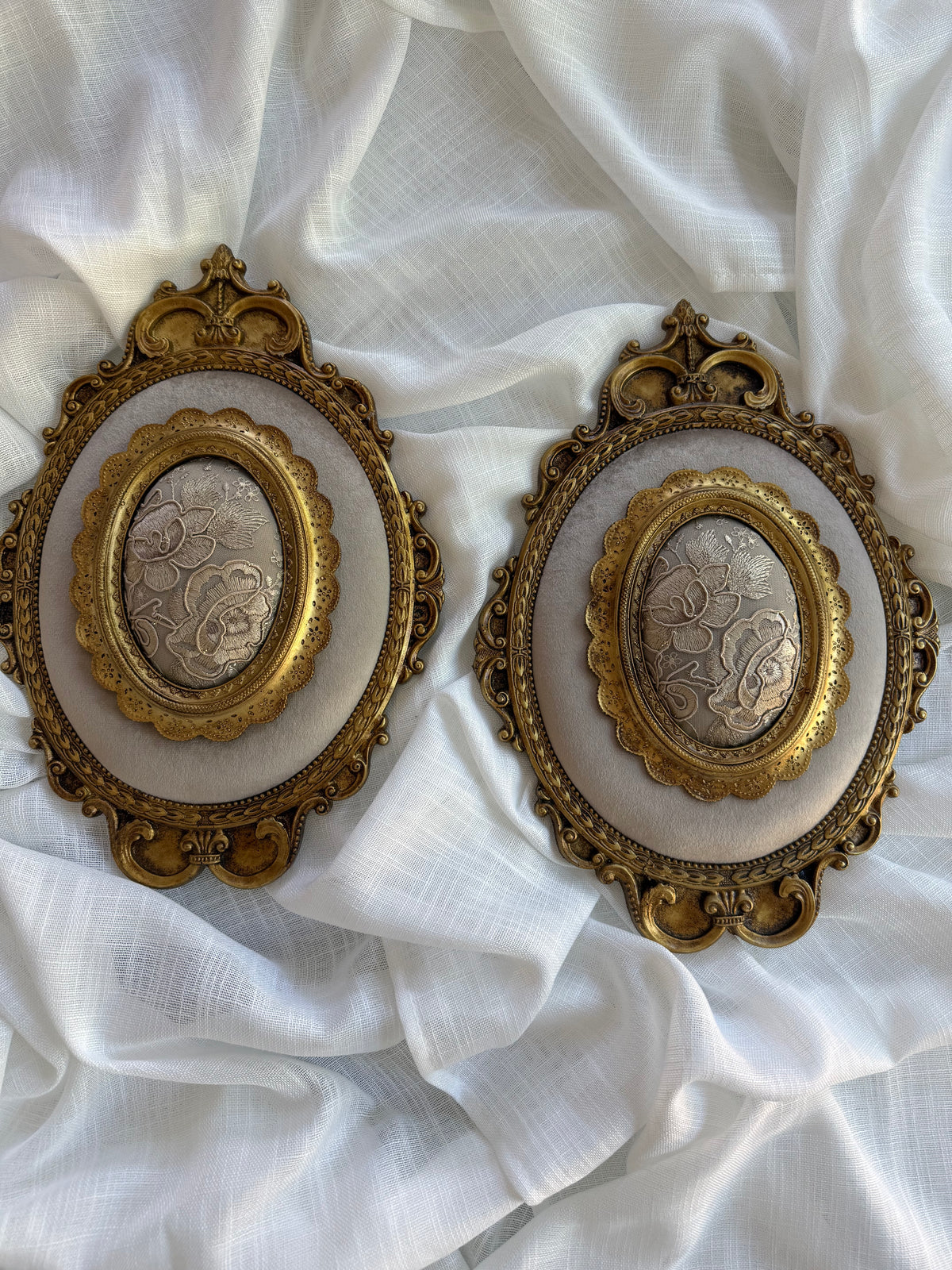Ornate Oval Wall Art – Baroque Gold Frame with Embroidered Floral Centerpiece (Set of 2)