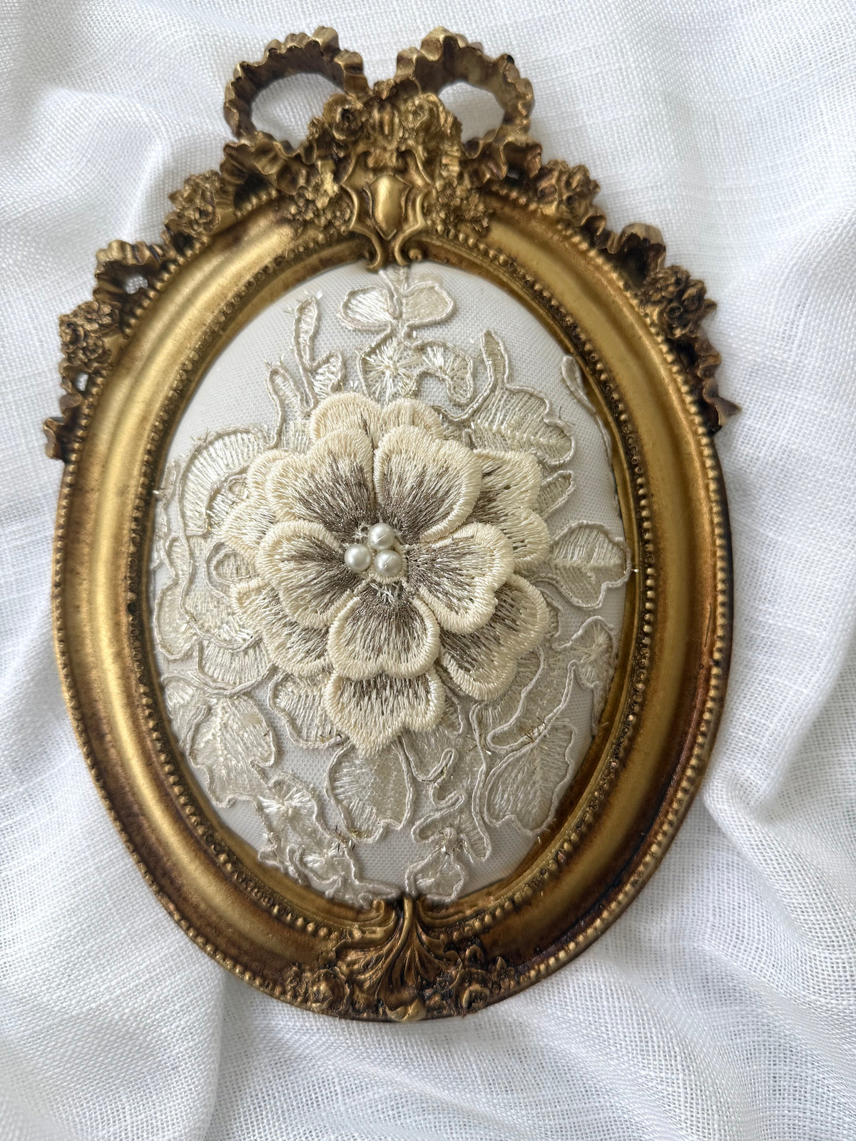Gold Oval Bow Frame with 3D Embroidered Flower – Set of 2