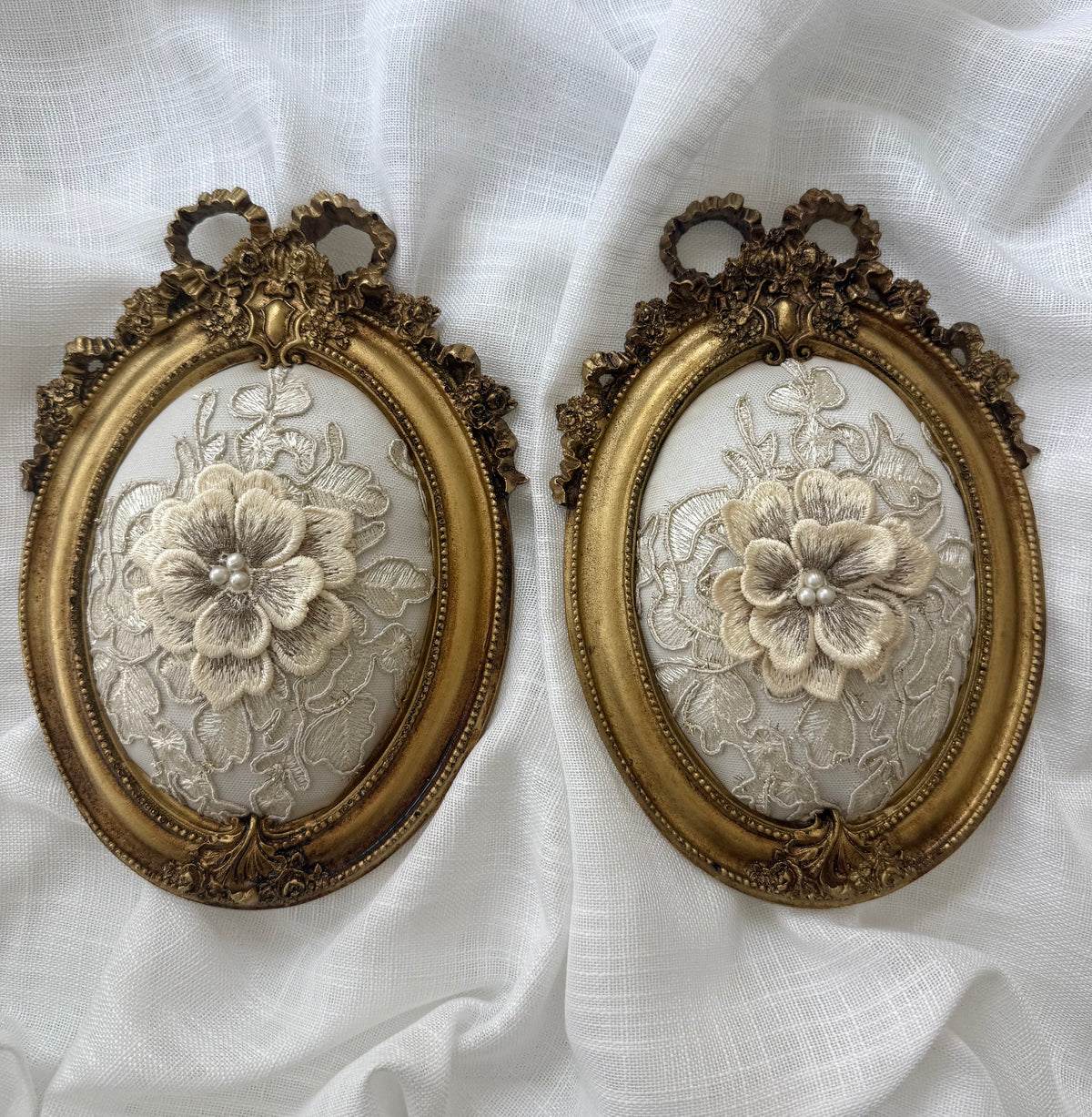 Gold Oval Bow Frame with 3D Embroidered Flower – Set of 2